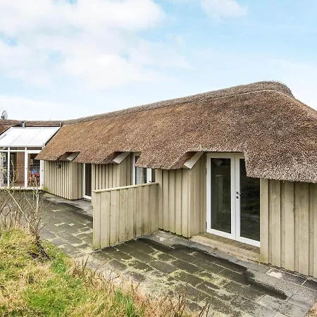 Four-bedroom In 9 Nyaraló